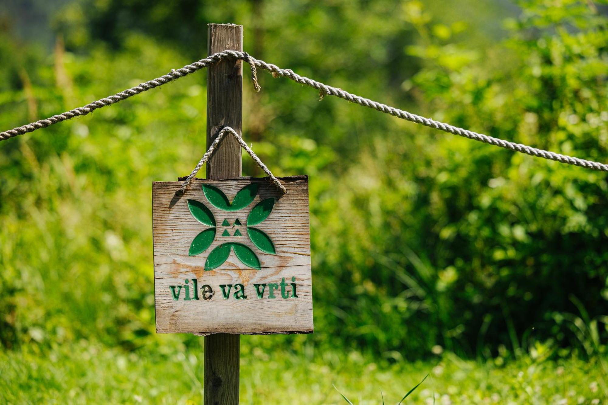 Gozdne Vile Va Vrti Kostel Bagian luar foto